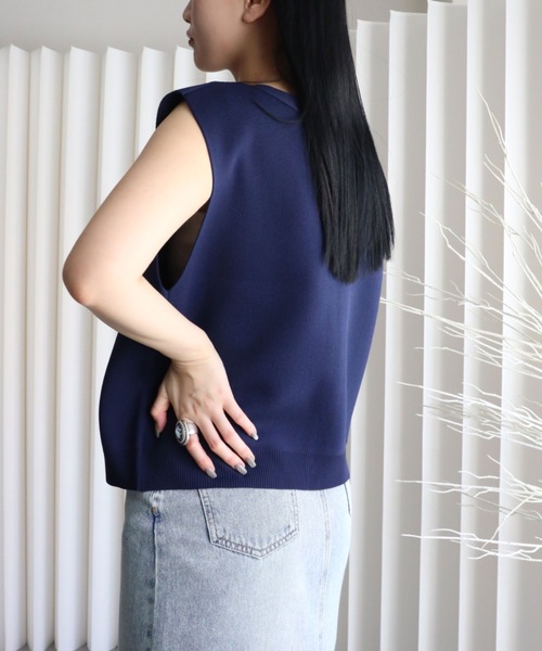 YENNA（イェンナ）の「【 2026 SS 新作 】ストラクチャードスリーブニットベスト（ベスト・レディース・アイボリー/ネイビー/ブラウン/ブラック・FREE）」の9枚目の写真