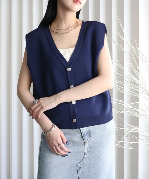 YENNA（イェンナ）の「【 2026 SS 新作 】ストラクチャードスリーブニットベスト（ベスト・レディース・アイボリー/ネイビー/ブラウン/ブラック・FREE）」の6枚目の写真