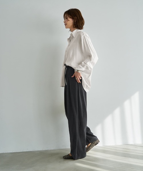 STYLE DELI（スタイルデリ）の「重ねやすいシボ生地しなやかシャツ（シャツ/ブラウス・レディース・ホワイト・FREE）」の3枚目の写真