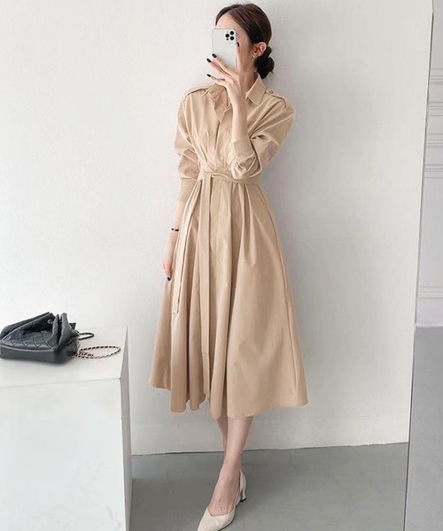 Kuroba(クロバ)の「ウエストマークロングシャツワンピース 共布ベルト付き(シャツワンピース・レディース・ベージュ/カーキ・FREE)」の3枚目の写真