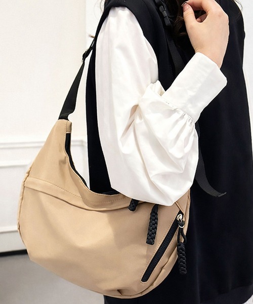 Dewlily(デューリリー)の「スポーティすぎない大人見え 軽量ワンショルダーバッグ(ショルダーバッグ・レディース・ベージュ/ホワイト/ブラック/レッド・FREE)」の3枚目の写真