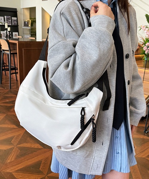 Dewlily(デューリリー)の「スポーティすぎない大人見え 軽量ワンショルダーバッグ(ショルダーバッグ・レディース・ベージュ/ホワイト/ブラック/レッド・FREE)」の1枚目の写真