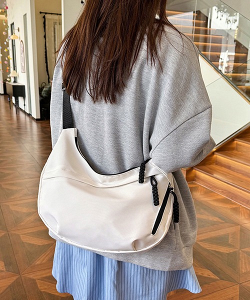 Dewlily(デューリリー)の「スポーティすぎない大人見え 軽量ワンショルダーバッグ(ショルダーバッグ・レディース・ベージュ/ホワイト/ブラック/レッド・FREE)」の6枚目の写真