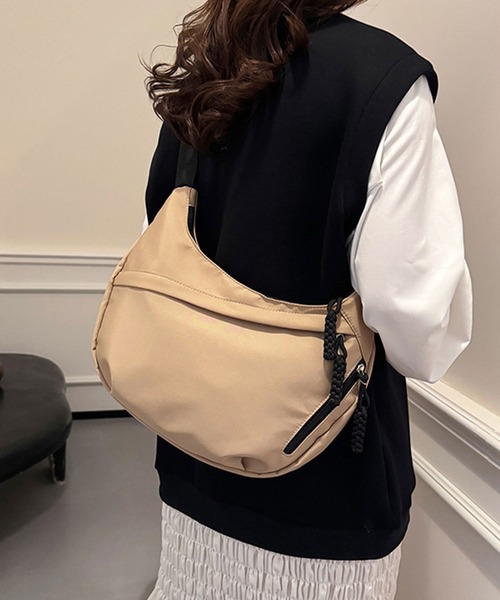 Dewlily(デューリリー)の「スポーティすぎない大人見え 軽量ワンショルダーバッグ(ショルダーバッグ・レディース・ベージュ/ホワイト/ブラック/レッド・FREE)」の19枚目の写真