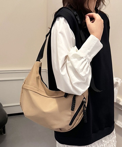 Dewlily(デューリリー)の「スポーティすぎない大人見え 軽量ワンショルダーバッグ(ショルダーバッグ・レディース・ベージュ/ホワイト/ブラック/レッド・FREE)」の20枚目の写真