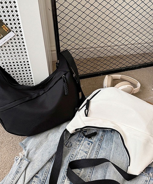 Dewlily(デューリリー)の「スポーティすぎない大人見え 軽量ワンショルダーバッグ(ショルダーバッグ・レディース・ベージュ/ホワイト/ブラック/レッド・FREE)」の13枚目の写真