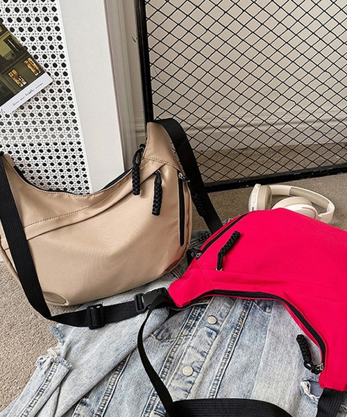 Dewlily(デューリリー)の「スポーティすぎない大人見え 軽量ワンショルダーバッグ(ショルダーバッグ・レディース・ベージュ/ホワイト/ブラック/レッド・FREE)」の14枚目の写真