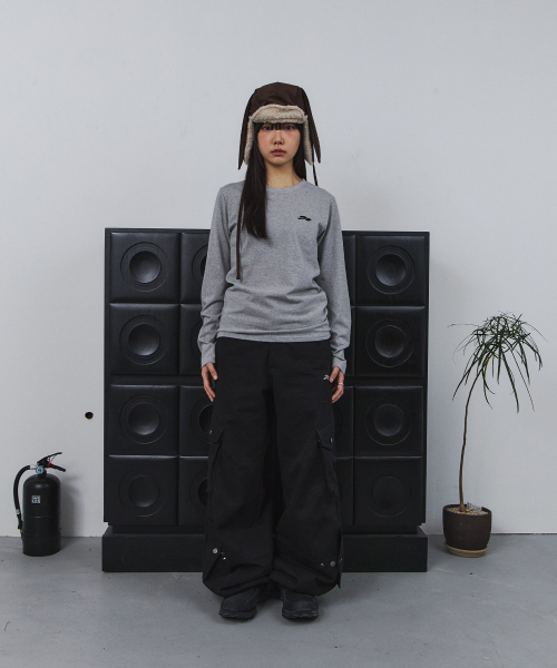 TANSANMAGNESIUM（タンサン マグネシウム）の「クロスアプリケロングスリーブ（グレー）（Tシャツ/カットソー・レディース・その他・1/2）」の2枚目の写真