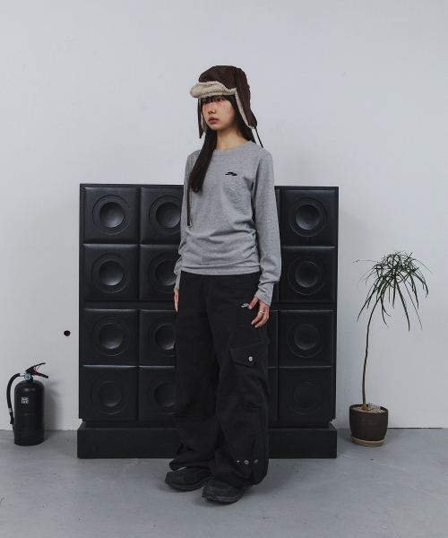 TANSANMAGNESIUM（タンサン マグネシウム）の「クロスアプリケロングスリーブ（グレー）（Tシャツ/カットソー・レディース・その他・1/2）」の3枚目の写真