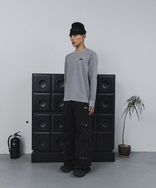 TANSANMAGNESIUM（タンサン マグネシウム）の「クロスアプリケロングスリーブ（グレー）（Tシャツ/カットソー・レディース・その他・1/2）」の7枚目の写真
