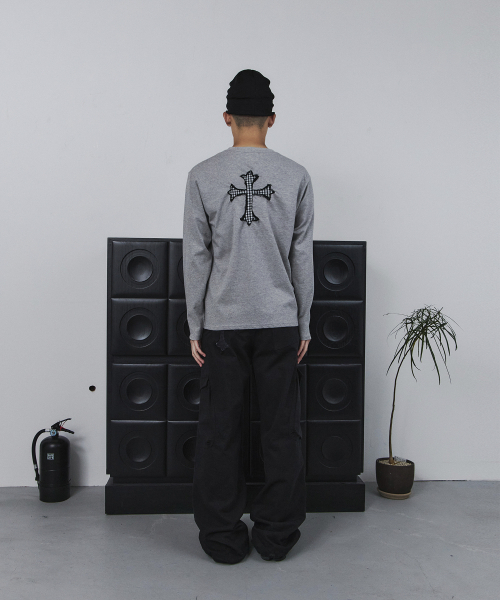 TANSANMAGNESIUM（タンサン マグネシウム）の「クロスアプリケロングスリーブ（グレー）（Tシャツ/カットソー・レディース・その他・1/2）」の9枚目の写真