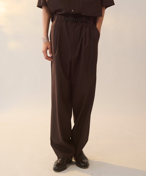 UJOH（ウジョー）の「【UJOH HOMME/ウジョー】Tape-Belt 1 Tuck PNT / 2/72 ｳｰﾙﾄﾛﾋﾟﾝｽﾄﾗｲﾌﾟ / M732-P58-102（スラックス・メンズ・ブラウン/グレー・5/4）」の2枚目の写真
