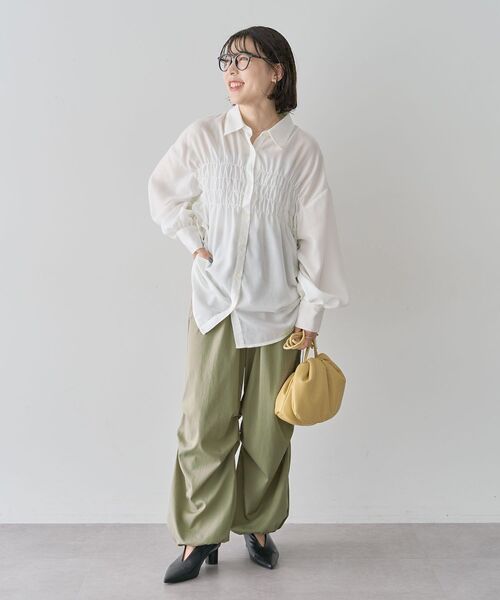 Green　Parks（グリーンパークス）の「表面感サテンタックパンツ（その他パンツ・レディース・グレイッシュベージュ/カーキ/チャコールグレー・FREE）」の15枚目の写真