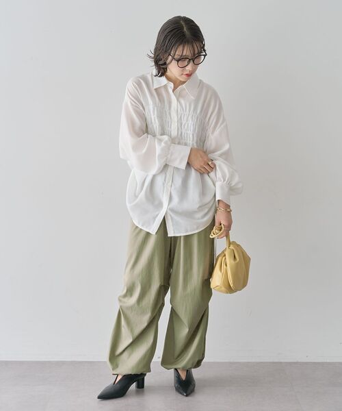 Green　Parks（グリーンパークス）の「表面感サテンタックパンツ（その他パンツ・レディース・グレイッシュベージュ/カーキ/チャコールグレー・FREE）」の16枚目の写真