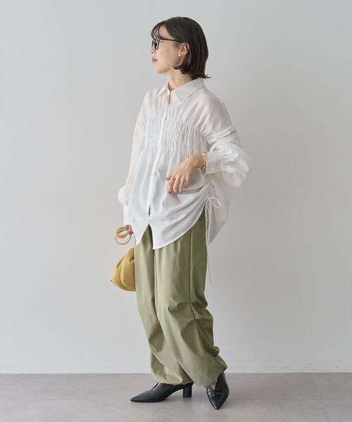 Green　Parks（グリーンパークス）の「表面感サテンタックパンツ（その他パンツ・レディース・グレイッシュベージュ/カーキ/チャコールグレー・FREE）」の17枚目の写真