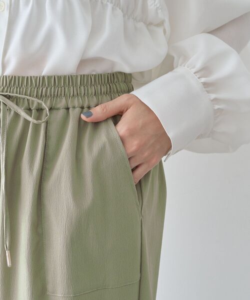 Green　Parks（グリーンパークス）の「表面感サテンタックパンツ（その他パンツ・レディース・グレイッシュベージュ/カーキ/チャコールグレー・FREE）」の21枚目の写真