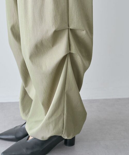 Green　Parks（グリーンパークス）の「表面感サテンタックパンツ（その他パンツ・レディース・グレイッシュベージュ/カーキ/チャコールグレー・FREE）」の22枚目の写真