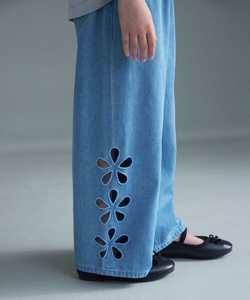 BRANSHES(ブランシェス)の「お花カットモチーフデニムパンツ(デニムパンツ・キッズ・サックスブルー/ブルー・120/110/100/150/140/130)」の2枚目の写真