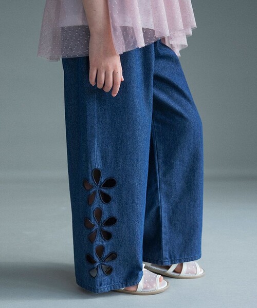 BRANSHES(ブランシェス)の「お花カットモチーフデニムパンツ(デニムパンツ・キッズ・サックスブルー/ブルー・120/110/100/150/140/130)」の1枚目の写真