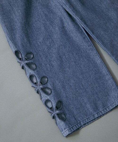 BRANSHES(ブランシェス)の「お花カットモチーフデニムパンツ(デニムパンツ・キッズ・サックスブルー/ブルー・120/110/100/150/140/130)」の14枚目の写真