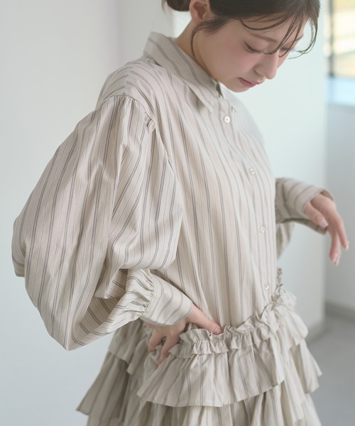 Ambre Neige（アンブルネージュ）の「flill design stripe shirt tunic / フリルデザインストライプシャツチュニック（チュニック・レディース・ライトホワイト/ベージュ/サックスブルー・FREE）」の17枚目の写真