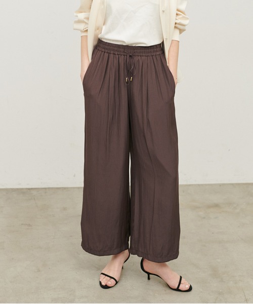 LARUTA（ラルータ）の「【LARUTA】[Web限定]パウダーサテンイージーパンツ（その他パンツ・レディース・ピンク/ダークブラウン/グレイッシュベージュ・MEDIUM）」の2枚目の写真