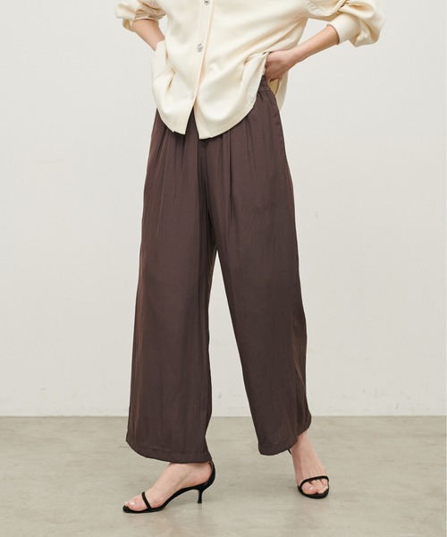 LARUTA（ラルータ）の「【LARUTA】[Web限定]パウダーサテンイージーパンツ（その他パンツ・レディース・ピンク/ダークブラウン/グレイッシュベージュ・MEDIUM）」の4枚目の写真