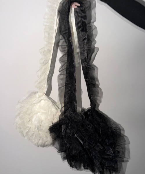 me+em select(ミームセレクト)の「【 2color 】チュールフリルショルダーボディバッグ/ tulle frill shoulder body bag(ショルダーバッグ・レディース・ブラック/アイボリー・FREE)」の6枚目の写真