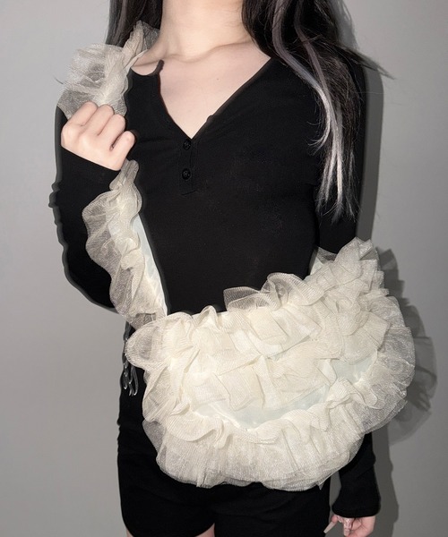 me+em select(ミームセレクト)の「【 2color 】チュールフリルショルダーボディバッグ/ tulle frill shoulder body bag(ショルダーバッグ・レディース・ブラック/アイボリー・FREE)」の22枚目の写真
