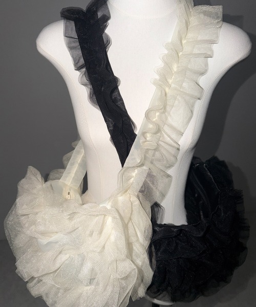 me+em select(ミームセレクト)の「【 2color 】チュールフリルショルダーボディバッグ/ tulle frill shoulder body bag(ショルダーバッグ・レディース・ブラック/アイボリー・FREE)」の4枚目の写真