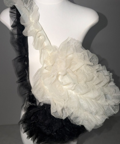 me+em select(ミームセレクト)の「【 2color 】チュールフリルショルダーボディバッグ/ tulle frill shoulder body bag(ショルダーバッグ・レディース・ブラック/アイボリー・FREE)」の3枚目の写真