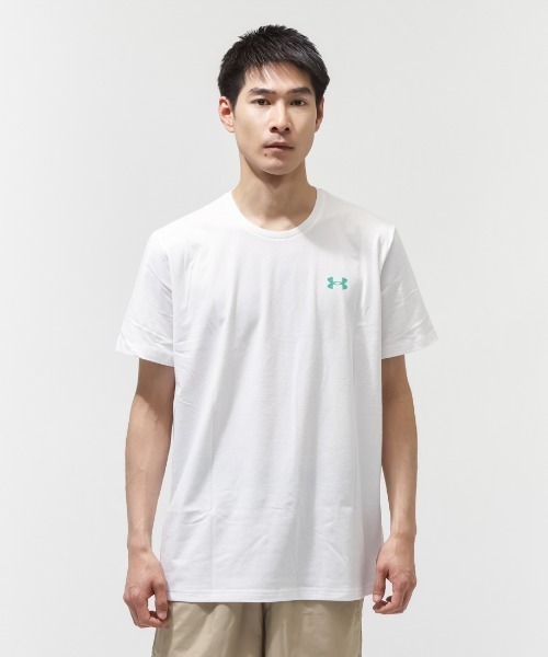 UNDER ARMOUR（アンダーアーマー）の「【別注】アンダーアーマー  UAパフォーマンスコットン ロッカー グラフィック ショートスリーブ Tシャツ 限定コラボ（Tシャツ/カットソー・メンズ・グリーン/ホワイト/ネイビー/ダークグレー・S/M/L/LL/3L）」の2枚目の写真