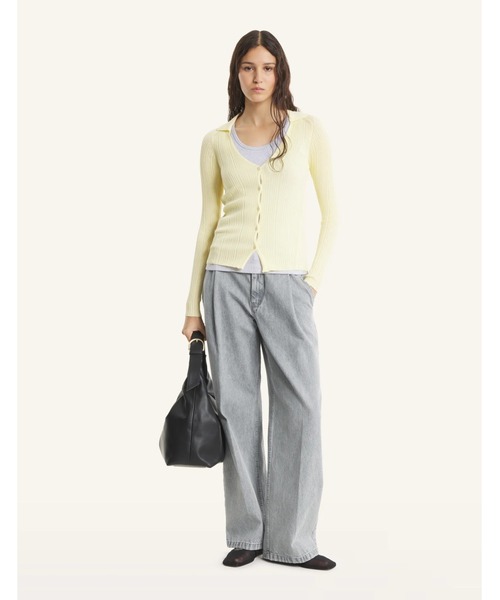 Maison Kitsune（メゾンキツネ）の「PLEATED JEANS（デニムパンツ・レディース・ライトグレー・24/27/26/25）」の2枚目の写真