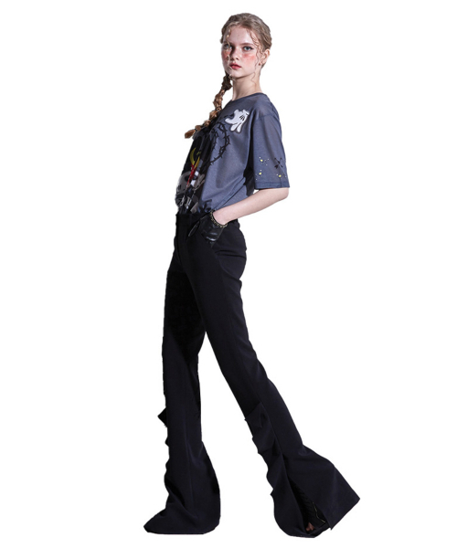 GREEDILOUS(グリディアス)の「グレー ワンポイントTシャツ(Tシャツ/カットソー・レディース・その他・S/M/L/XS)」の2枚目の写真
