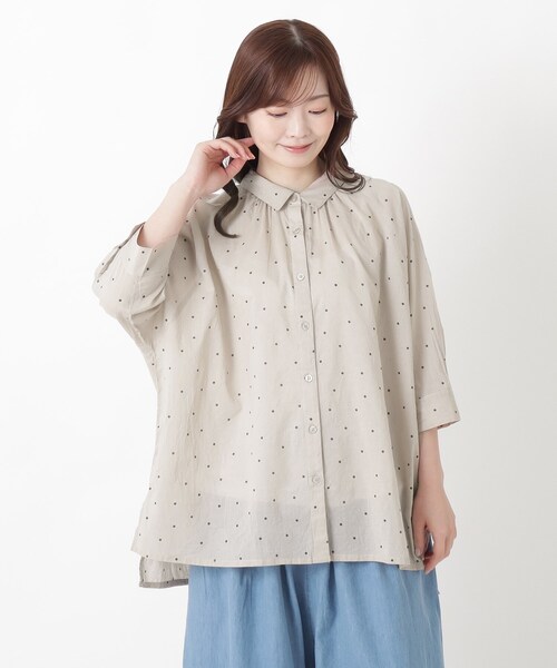 one'sterrace(ワンズテラス)の「ドットプリント前開き7分袖チュニックブラウス(シャツ/ブラウス・レディース・ネイビー系5/ベージュ系8/アイボリー系8・02)」の2枚目の写真