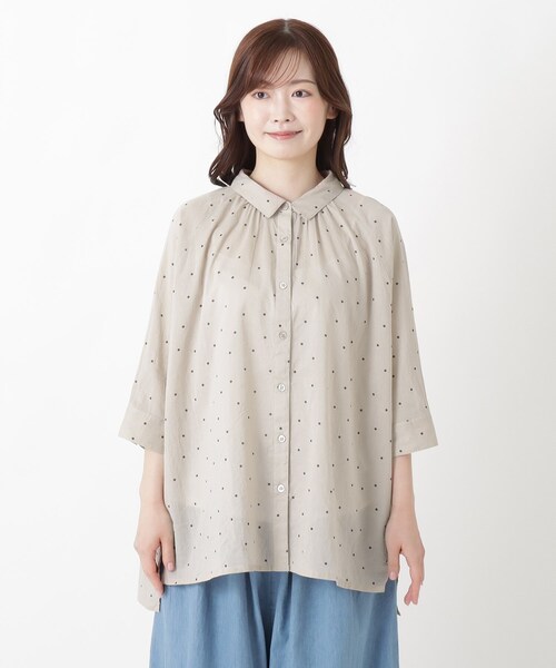 one'sterrace(ワンズテラス)の「ドットプリント前開き7分袖チュニックブラウス(シャツ/ブラウス・レディース・ネイビー系5/ベージュ系8/アイボリー系8・02)」の16枚目の写真