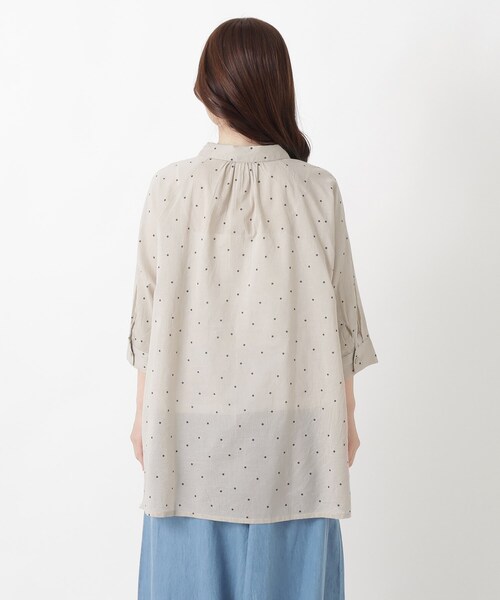 one'sterrace(ワンズテラス)の「ドットプリント前開き7分袖チュニックブラウス(シャツ/ブラウス・レディース・ネイビー系5/ベージュ系8/アイボリー系8・02)」の14枚目の写真