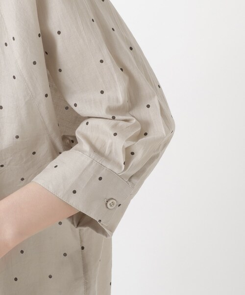 one'sterrace(ワンズテラス)の「ドットプリント前開き7分袖チュニックブラウス(シャツ/ブラウス・レディース・ネイビー系5/ベージュ系8/アイボリー系8・02)」の12枚目の写真