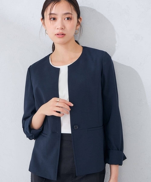 a.v.v(アーヴェヴェ)の「【接触冷感/イージーケア/UVカット/吸水速乾】サマーストレッチキーネックジャケット(ノーカラージャケット・レディース・ネイビー/ベージュ/ライトグレー・36/38/40/42)」の1枚目の写真