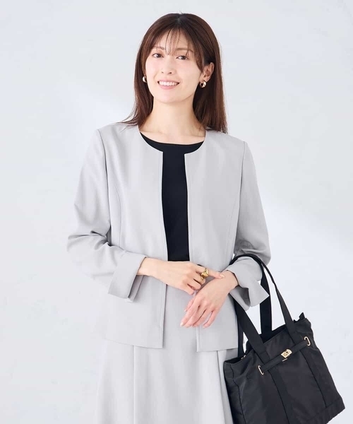 a.v.v(アーヴェヴェ)の「【接触冷感/イージーケア/UVカット/吸水速乾】サマーストレッチキーネックジャケット(ノーカラージャケット・レディース・ネイビー/ベージュ/ライトグレー・36/38/40/42)」の2枚目の写真