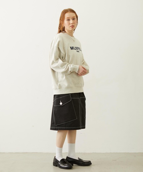 MILKFED.(ミルクフェド)の「STENCIL LOGO WIDE CREW SWEAT TOP(スウェット・レディース・ブラウン/オートミール/ブラック・M/L)」の6枚目の写真