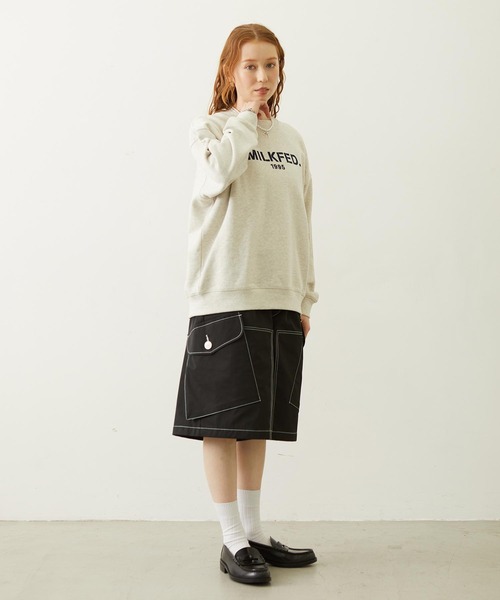 MILKFED.(ミルクフェド)の「STENCIL LOGO WIDE CREW SWEAT TOP(スウェット・レディース・ブラウン/オートミール/ブラック・M/L)」の7枚目の写真