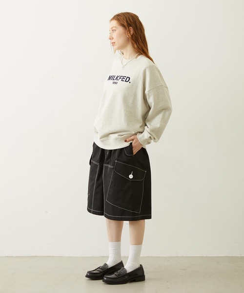 MILKFED.(ミルクフェド)の「STENCIL LOGO WIDE CREW SWEAT TOP(スウェット・レディース・ブラウン/オートミール/ブラック・M/L)」の8枚目の写真