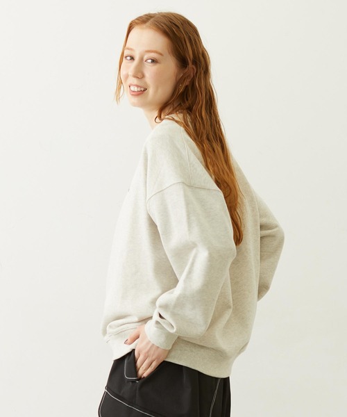 MILKFED.(ミルクフェド)の「STENCIL LOGO WIDE CREW SWEAT TOP(スウェット・レディース・ブラウン/オートミール/ブラック・M/L)」の4枚目の写真
