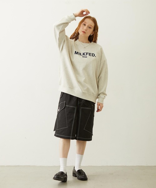 MILKFED.(ミルクフェド)の「STENCIL LOGO WIDE CREW SWEAT TOP(スウェット・レディース・ブラウン/オートミール/ブラック・M/L)」の9枚目の写真