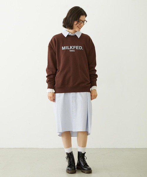 MILKFED.(ミルクフェド)の「STENCIL LOGO WIDE CREW SWEAT TOP(スウェット・レディース・ブラウン/オートミール/ブラック・M/L)」の13枚目の写真