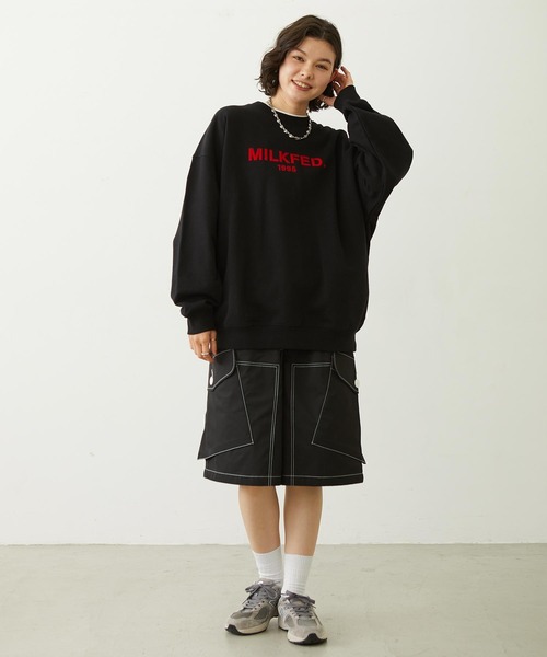 MILKFED.(ミルクフェド)の「STENCIL LOGO WIDE CREW SWEAT TOP(スウェット・レディース・ブラウン/オートミール/ブラック・M/L)」の18枚目の写真