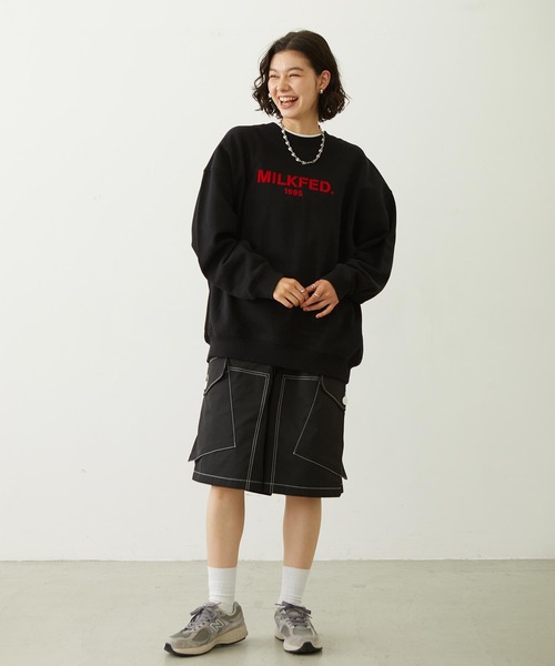 MILKFED.(ミルクフェド)の「STENCIL LOGO WIDE CREW SWEAT TOP(スウェット・レディース・ブラウン/オートミール/ブラック・M/L)」の19枚目の写真