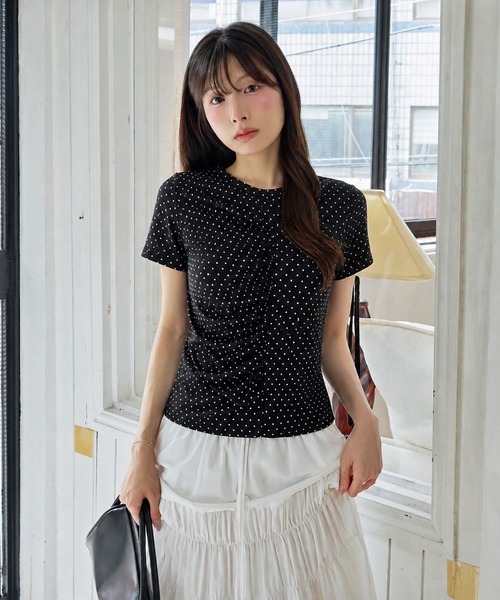 UNE MANSION（ユヌマンション）の「【UNE ORIGINAL】ユニークフロント切り替えシャーリングドット半袖Tシャツカットソー（Tシャツ/カットソー・レディース・グレー/ピンク/アイボリー/ブラック・FREE）」の2枚目の写真