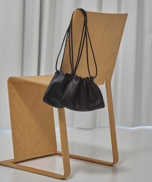 TODAYFUL（トゥデイフル）の「【WEB限定】[TODAYFUL/トゥデイフル] レザー巾着バッグ（ショルダーバッグ・レディース・ブラック・F）」の2枚目の写真